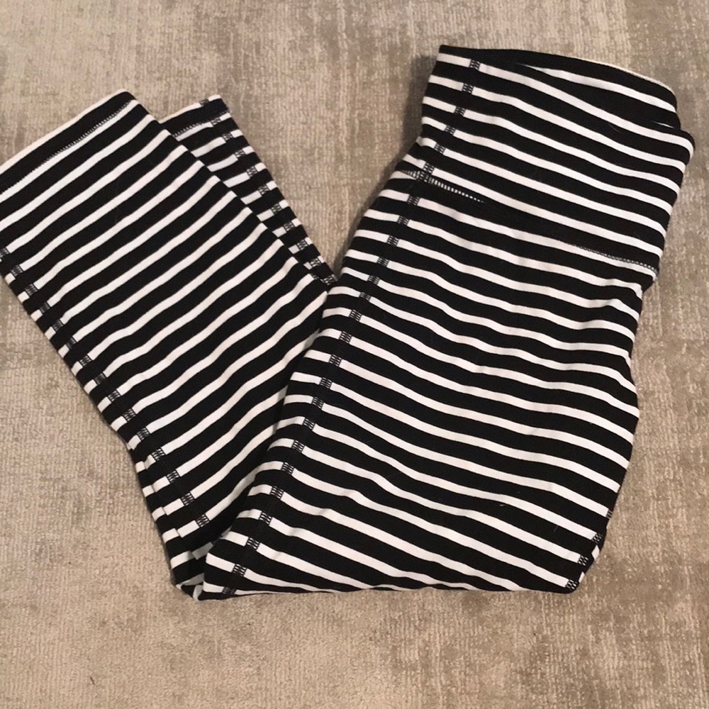 Athleta Black and White Chaturanga Capri